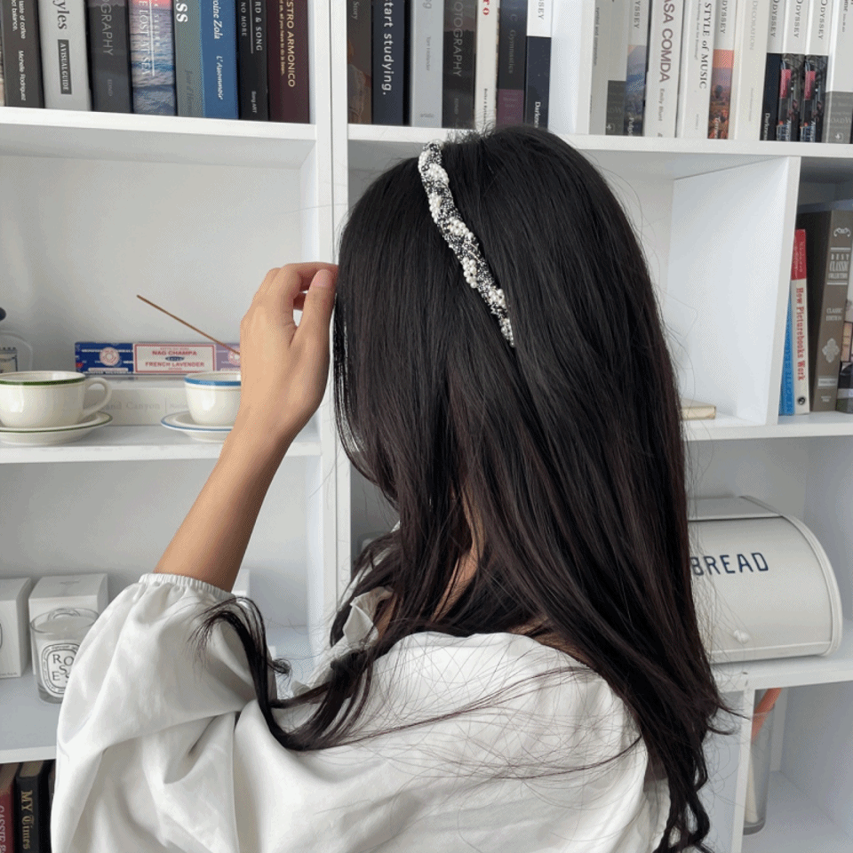 Tweed pearl headband modleaf